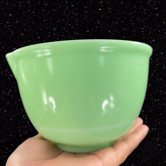 Jadeite Uranium Thick Glass Mixing Bowl With Spout Vintage UV Glow Glass Decor - Picture 4 of 16